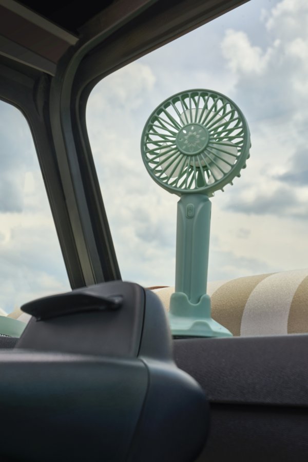 Климатикът отдавна е стандартно оборудване за всяка кола на европейския пазар. Не такъв е случаят с микроавтомобилите като Citroen Ami и Fiat Topolino. При малкия италианец обаче има определено гениално решение за преодоляване на този проблем: като опция се предлага малък вентилатор. Той се свързва към USB гнездото на автомобила, за да работи. 

Същият принцип се използва, за да компенсира липсата на инфотейнмънт: сред аксесоарите има и безжичен Bluetooth високоговорител. Не е ясно колко разхлажда, но поне ще привлечете погледите.
